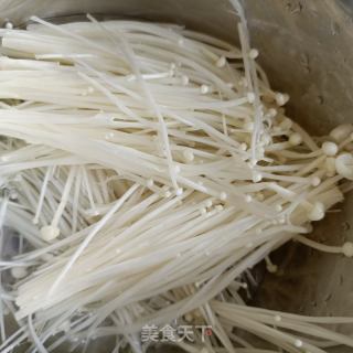 黄瓜金针菇拌乌鸡腿的做法步骤：5
