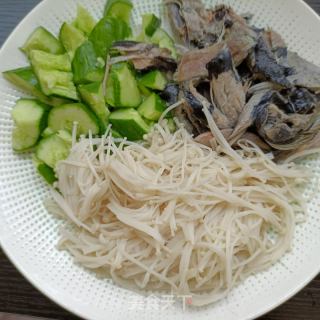黄瓜金针菇拌乌鸡腿的做法步骤：7