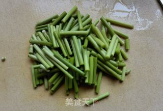 蒜苔炒鸡腿肉的做法步骤：1