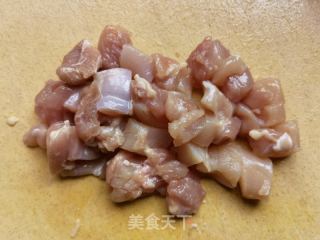 蒜苔炒鸡腿肉的做法步骤：3