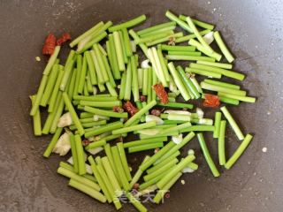 蒜苔炒鸡腿肉的做法步骤：10