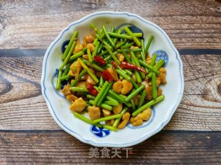 蒜苔炒鸡腿肉的做法步骤：15