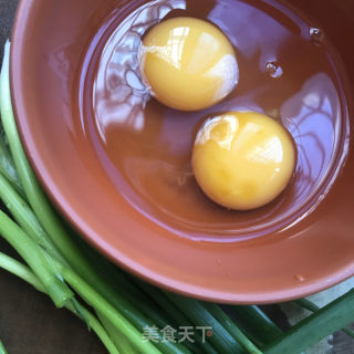 番茄鸡蛋拌菠菜面的做法步骤：2