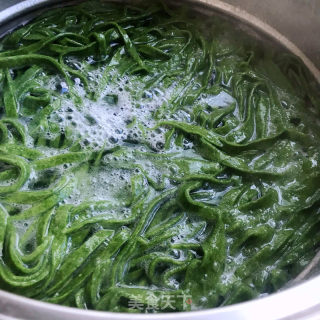 番茄鸡蛋拌菠菜面的做法步骤：8
