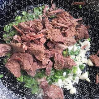 青椒炒腊牛肉的做法步骤：5