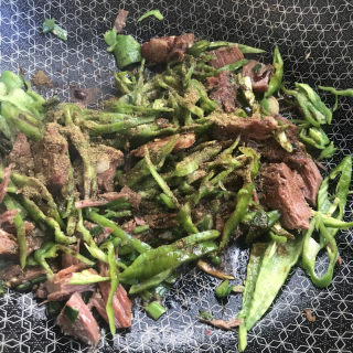 青椒炒腊牛肉的做法步骤：6