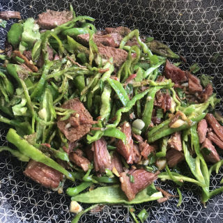 青椒炒腊牛肉的做法步骤：7