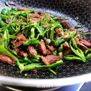 青椒炒腊牛肉的做法步骤：8