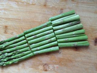 芦笋花菜青白配的做法步骤：2