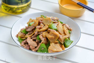 鲜香脆嫩的肉片炒笋椒