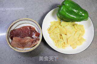 鲜香脆嫩的肉片炒笋椒的做法步骤：1