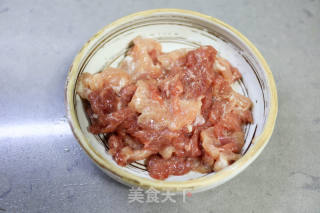 鲜香脆嫩的肉片炒笋椒的做法步骤：2