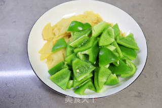 鲜香脆嫩的肉片炒笋椒的做法步骤：3