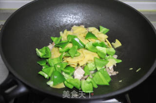 鲜香脆嫩的肉片炒笋椒的做法步骤：5