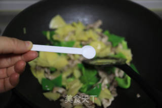 鲜香脆嫩的肉片炒笋椒的做法步骤：6