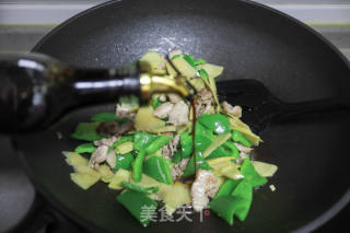 鲜香脆嫩的肉片炒笋椒的做法步骤：7