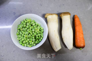 鲜香爽口的豌豆素三丁的做法步骤：1