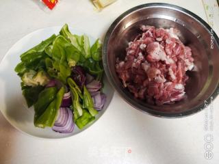 青菜洋葱炒肉片的做法步骤：1