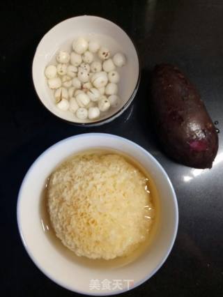 紫薯莲子银耳羹的做法步骤：1