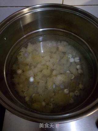 紫薯莲子银耳羹的做法步骤：2