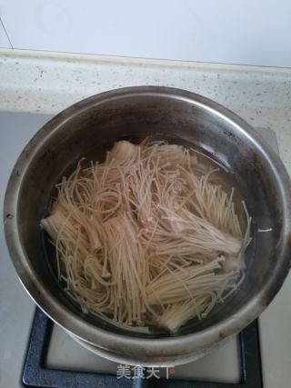 凉拌裙带菜金针菇的做法步骤：3