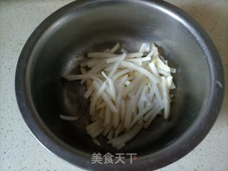 萝卜粉条素饺子的做法步骤：1