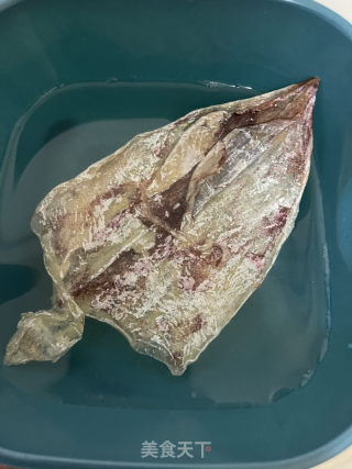 黄瓜肉沫干鱿鱼汤的做法步骤：1