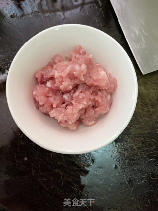 黄瓜肉沫干鱿鱼汤的做法步骤：2