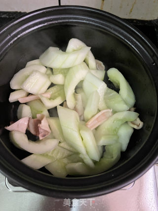黄瓜肉沫干鱿鱼汤的做法步骤：6