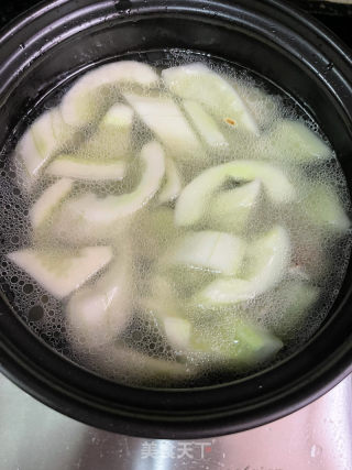 黄瓜肉沫干鱿鱼汤的做法步骤：7