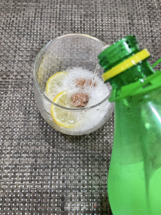 柠檬话梅雪碧的做法步骤：6