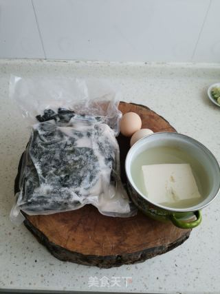 裙带菜鸡蛋豆腐汤的做法步骤：1