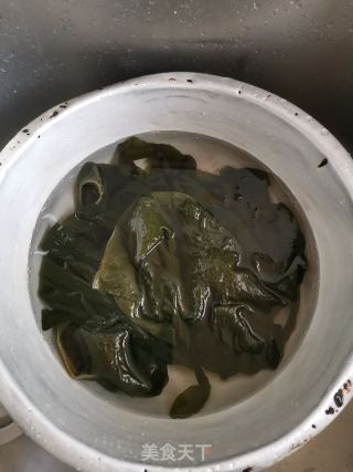 裙带菜鸡蛋豆腐汤的做法步骤：2