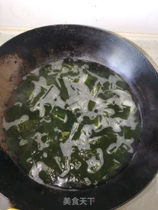 裙带菜鸡蛋豆腐汤的做法步骤：7