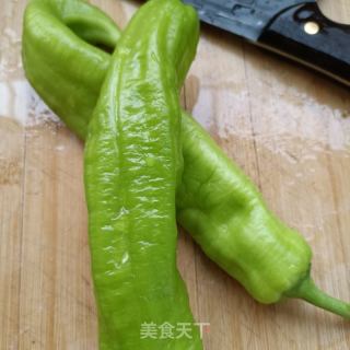 鸡蛋干猪肉炒辣椒的做法步骤：1