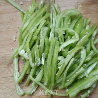 鸡蛋干猪肉炒辣椒的做法步骤：2