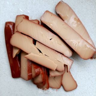 鸡蛋干猪肉炒辣椒的做法步骤：4