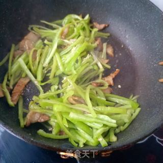 鸡蛋干猪肉炒辣椒的做法步骤：10