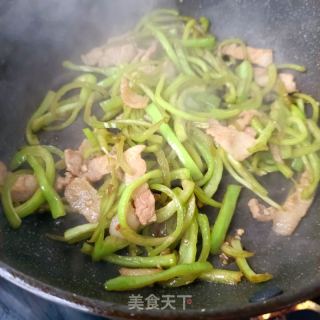 鸡蛋干猪肉炒辣椒的做法步骤：11