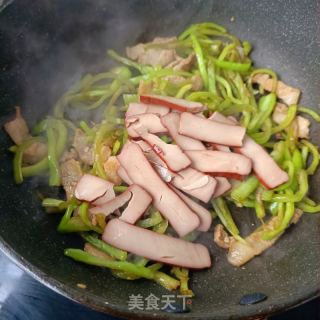 鸡蛋干猪肉炒辣椒的做法步骤：12
