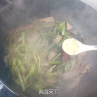 鸡蛋干猪肉炒辣椒的做法步骤：13