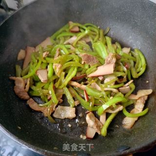 鸡蛋干猪肉炒辣椒的做法步骤：14
