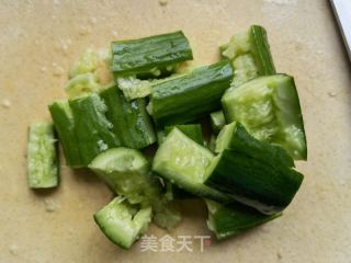 洋葱木耳拌荷兰黄瓜的做法步骤：1