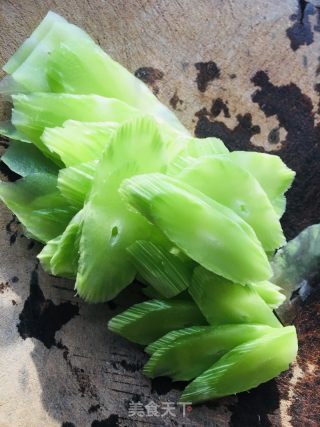 莴笋炒腊肠的做法步骤：1