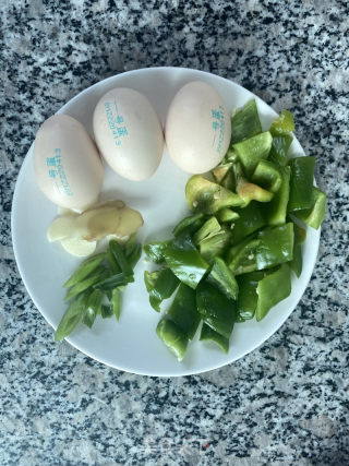 青椒炒鸡蛋的做法步骤：1