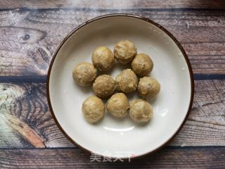 青红椒烩撒尿牛丸的做法步骤：2