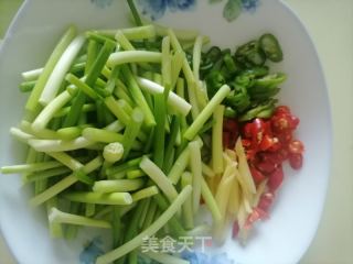 蒜苔炒牛肉的做法步骤：3