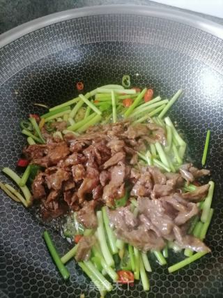 蒜苔炒牛肉的做法步骤：5