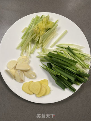 孜然羊肉卷的做法步骤：1