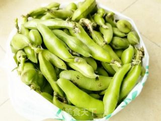 立夏前后时令美食～蚕豆炒腊肠的做法步骤：1